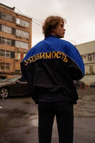 художник Lota lota - Ветровка "УЯЗВИМОСТЬ"