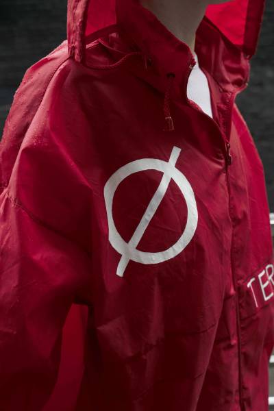 художник Мария Медникова - Ветровка красная "Карта"