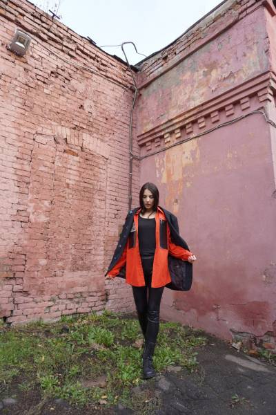 художник Даша Красильникова - Рубашка красная с пластиковыми вставками